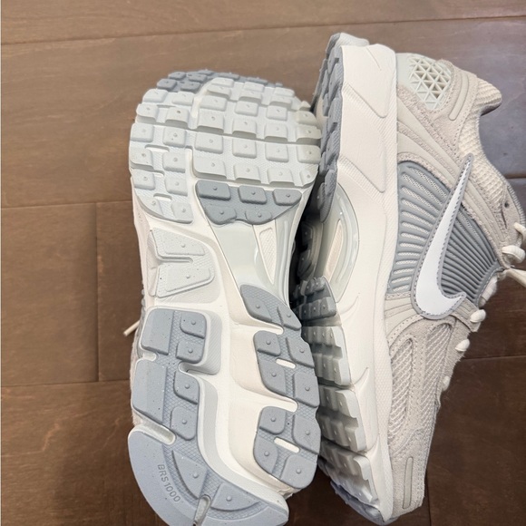 Nike Vomero Women's Gray and White Running Shoes - Picture 3 of 7